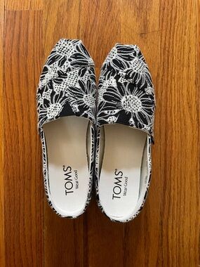 TOMS Alparagata Classic Black/ Natural Oversized Floral Eyelet Slip on Shoes